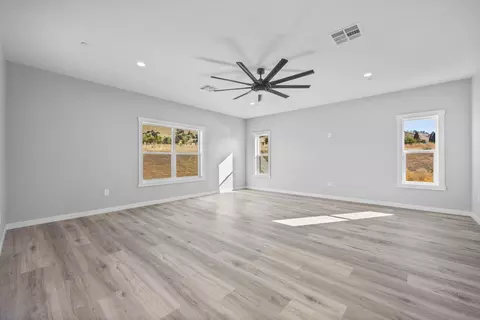 Living - 23400 Johnson Ct, Tehachapi, CA 93561 photo 6 of 9