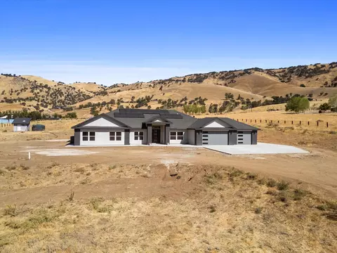 Exterior - 23400 Johnson Ct, Tehachapi, CA 93561 photo 2 of 10