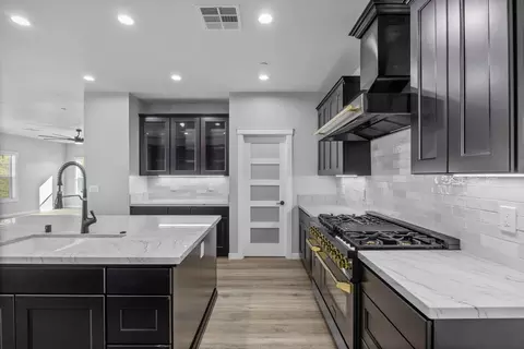 Kitchen - 23400 Johnson Ct, Tehachapi, CA 93561 photo 6 of 7