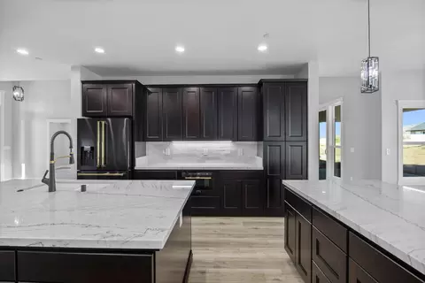 Kitchen - 23400 Johnson Ct, Tehachapi, CA 93561 photo 4 of 7