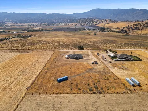 View/Area - 23400 Johnson Ct, Tehachapi, CA 93561 photo 3 of 5
