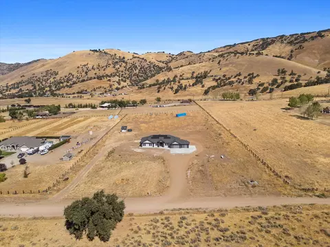 View/Area - 23400 Johnson Ct, Tehachapi, CA 93561 photo 1 of 5