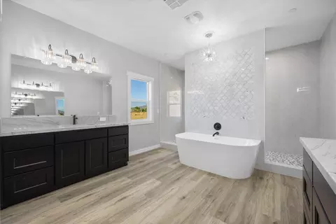 Bath - 23400 Johnson Ct, Tehachapi, CA 93561 photo 1 of 6
