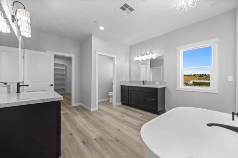 Bath - 23400 Johnson Ct, Tehachapi, CA 93561 photo 3 of 6