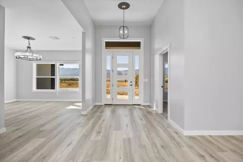 Entry Way - 23400 Johnson Ct, Tehachapi, CA 93561 photo 1 of 3