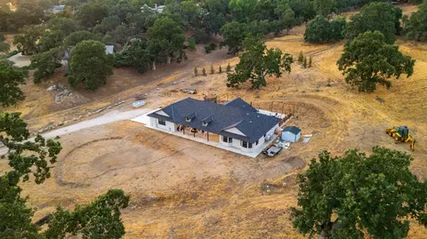 27921 Bear Valley Rd, Tehachapi, CA 93561 photo 2