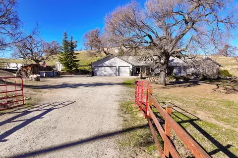 29701 Poso Ct, Tehachapi, CA 93561