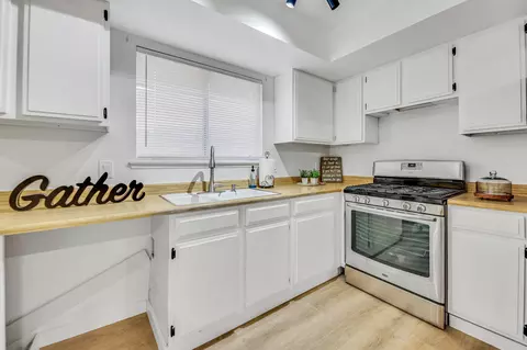 Kitchen - 44749 Jefferson Ct, Lancaster, CA 93535 photo 2 of 4
