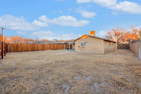 Exterior - 44749 Jefferson Ct, Lancaster, CA 93535 photo 6 of 7