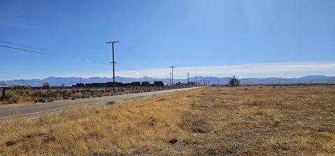38 Th Street East Ave L12, Palmdale, CA 93550 photo 3