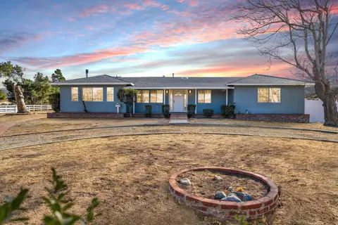 8600 Vientos Dr, Leona Valley, CA 93551