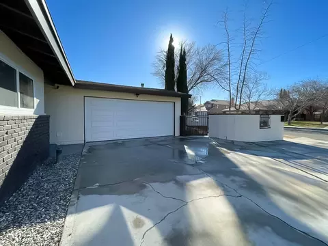 Exterior - 45348 17th St W, Lancaster, CA 93534 photo 15 of 18