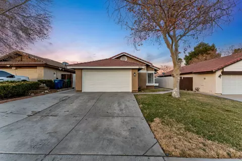 2837 Fairfield Ave, Palmdale, CA 93550