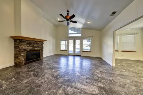 Living - 23991 Coral Springs Ln, Tehachapi, CA 93561 photo 1 of 6