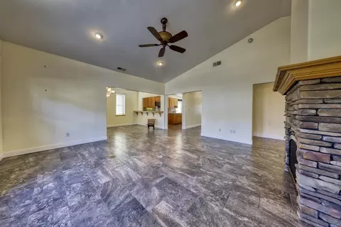 Living - 23991 Coral Springs Ln, Tehachapi, CA 93561 photo 2 of 6