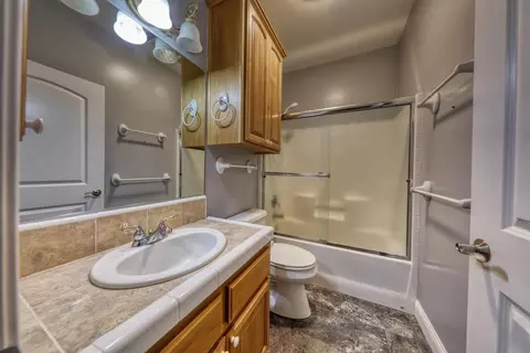 Bath - 23991 Coral Springs Ln, Tehachapi, CA 93561 photo 2 of 2