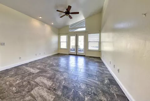 Living - 23991 Coral Springs Ln, Tehachapi, CA 93561 photo 5 of 6