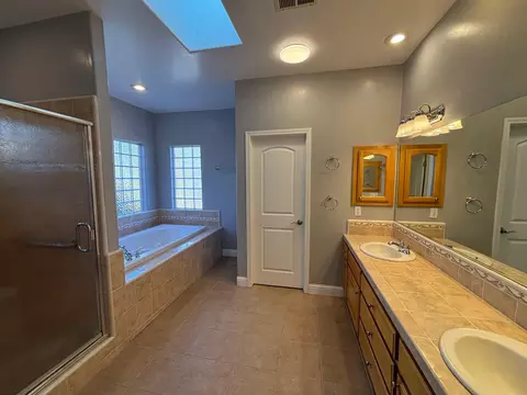 Bath - 23991 Coral Springs Ln, Tehachapi, CA 93561 photo 1 of 2