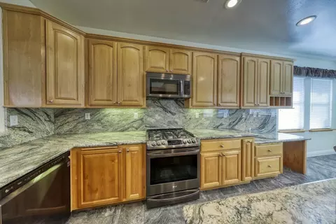 Kitchen - 23991 Coral Springs Ln, Tehachapi, CA 93561 photo 2 of 5