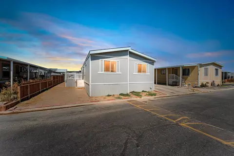 1550 20th St W #SPC 69, Rosamond, CA 93560