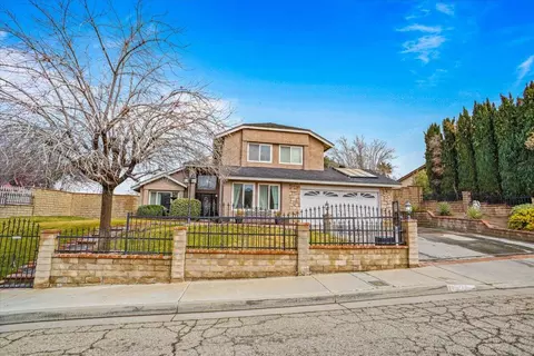 215 Mountainside Dr, Palmdale, CA 93550