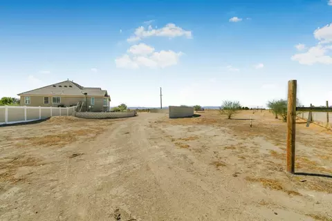 Exterior - 51140 70th St W, Lancaster, CA 93536 photo 5 of 7