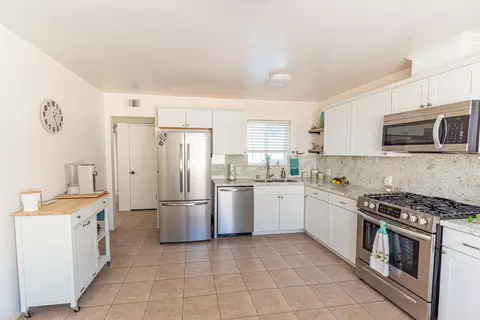 Kitchen - 222 Bartlett St, Tehachapi, CA 93561 photo 6 of 7