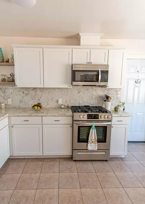 Kitchen - 222 Bartlett St, Tehachapi, CA 93561 photo 4 of 7