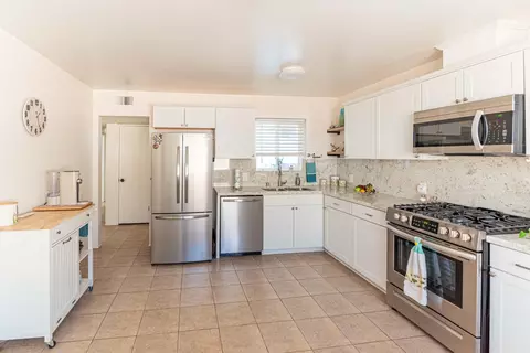 Kitchen - 222 Bartlett St, Tehachapi, CA 93561 photo 5 of 7