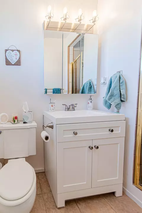 Bath - 222 Bartlett St, Tehachapi, CA 93561 photo 1 of 6