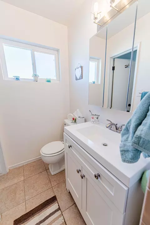 Bath - 222 Bartlett St, Tehachapi, CA 93561 photo 3 of 6