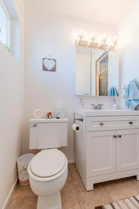 Bath - 222 Bartlett St, Tehachapi, CA 93561 photo 4 of 6