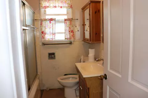 Bath - 109 216th St E, Carson, CA 90745 photo 1 of 1
