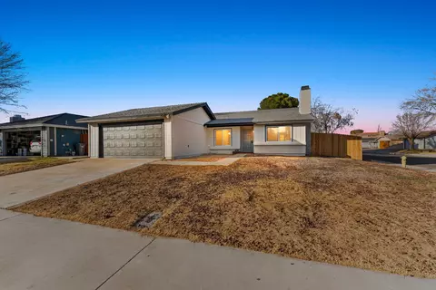 1041 Landsford St, Lancaster, CA 93535