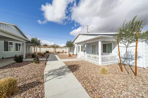 106 Glory Pl, Palmdale, CA 93550 photo 2
