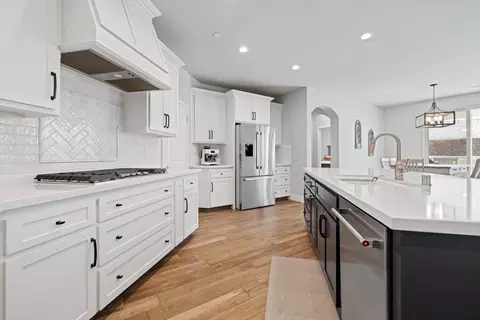 Kitchen - 410 Rosehaven Ln, Tehachapi, CA 93561 photo 2 of 3