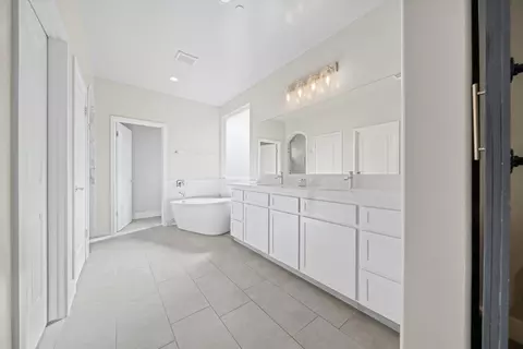 Bath - 410 Rosehaven Ln, Tehachapi, CA 93561 photo 2 of 3