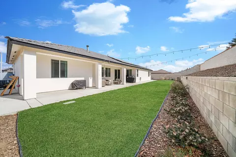 Exterior - 410 Rosehaven Ln, Tehachapi, CA 93561 photo 3 of 4