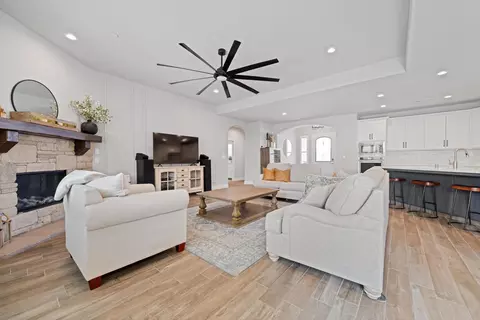 Living - 410 Rosehaven Ln, Tehachapi, CA 93561 photo 2 of 2