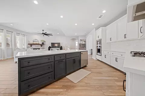 Kitchen - 410 Rosehaven Ln, Tehachapi, CA 93561 photo 3 of 3