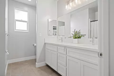 Bath - 410 Rosehaven Ln, Tehachapi, CA 93561 photo 1 of 3
