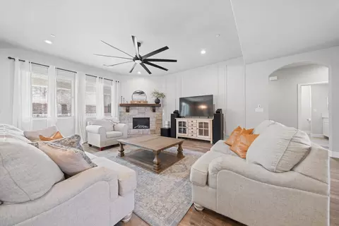 Living - 410 Rosehaven Ln, Tehachapi, CA 93561 photo 1 of 2