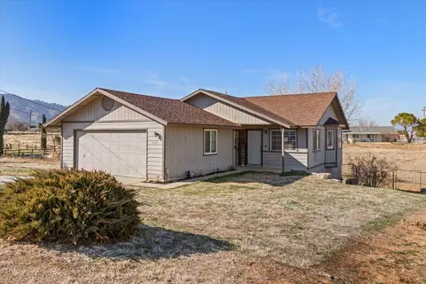 21671 Foothill Dr, Tehachapi, CA 93561
