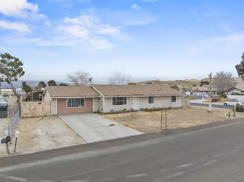 17104 Queensglen Ave, Lake Los Angeles, CA 93591