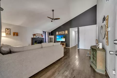 44536 Benald St, Lancaster, CA 93535 photo 3