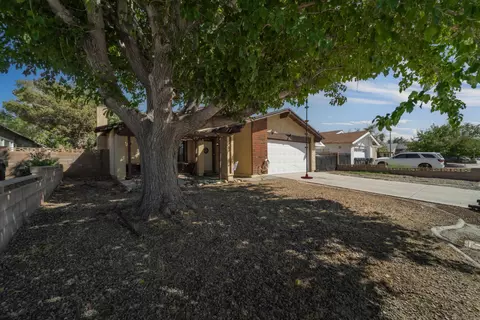 44536 Benald St, Lancaster, CA 93535 photo 2