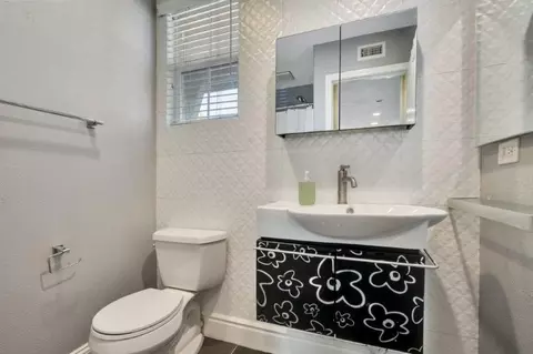 Bath - 959 Matthews Ln, Brea, CA 92821 photo 1 of 4