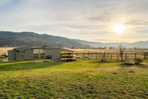 Exterior - 23831 Lakeview Dr, Tehachapi, CA 93561 photo 4 of 11