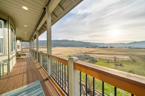 Exterior - 23831 Lakeview Dr, Tehachapi, CA 93561 photo 7 of 11