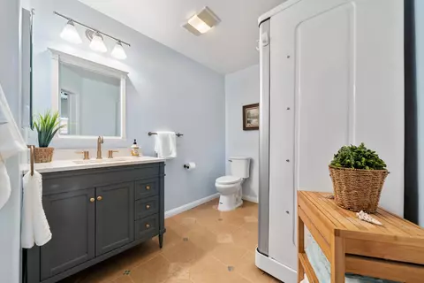Bath - 23831 Lakeview Dr, Tehachapi, CA 93561 photo 2 of 3
